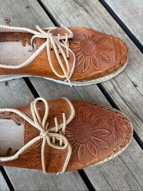 Huaraches (7) Embossed Brown Leather Sunflower & Woven Design Lace-up Loafer